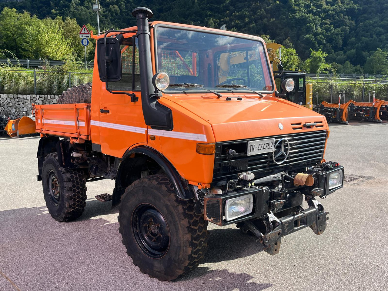 MERCEDES BENZ UNIMOG U1200 – 70 - Truk jungkit: gambar 4 MERCEDES BENZ UNIMOG U1200 – 70 - Truk jungkit: gambar 4