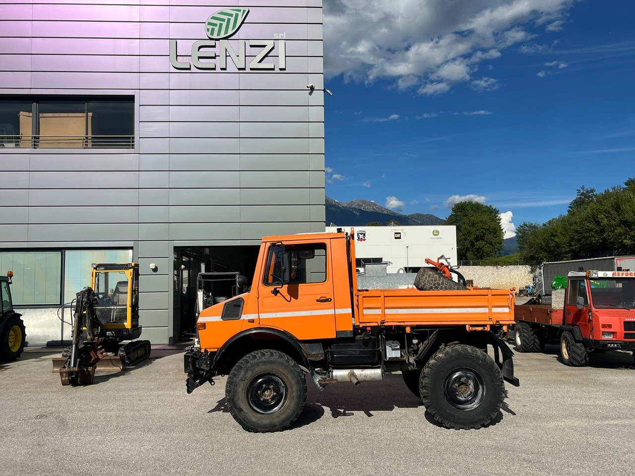 MERCEDES BENZ UNIMOG U1200 – 70 - Truk jungkit: gambar 2 MERCEDES BENZ UNIMOG U1200 – 70 - Truk jungkit: gambar 2