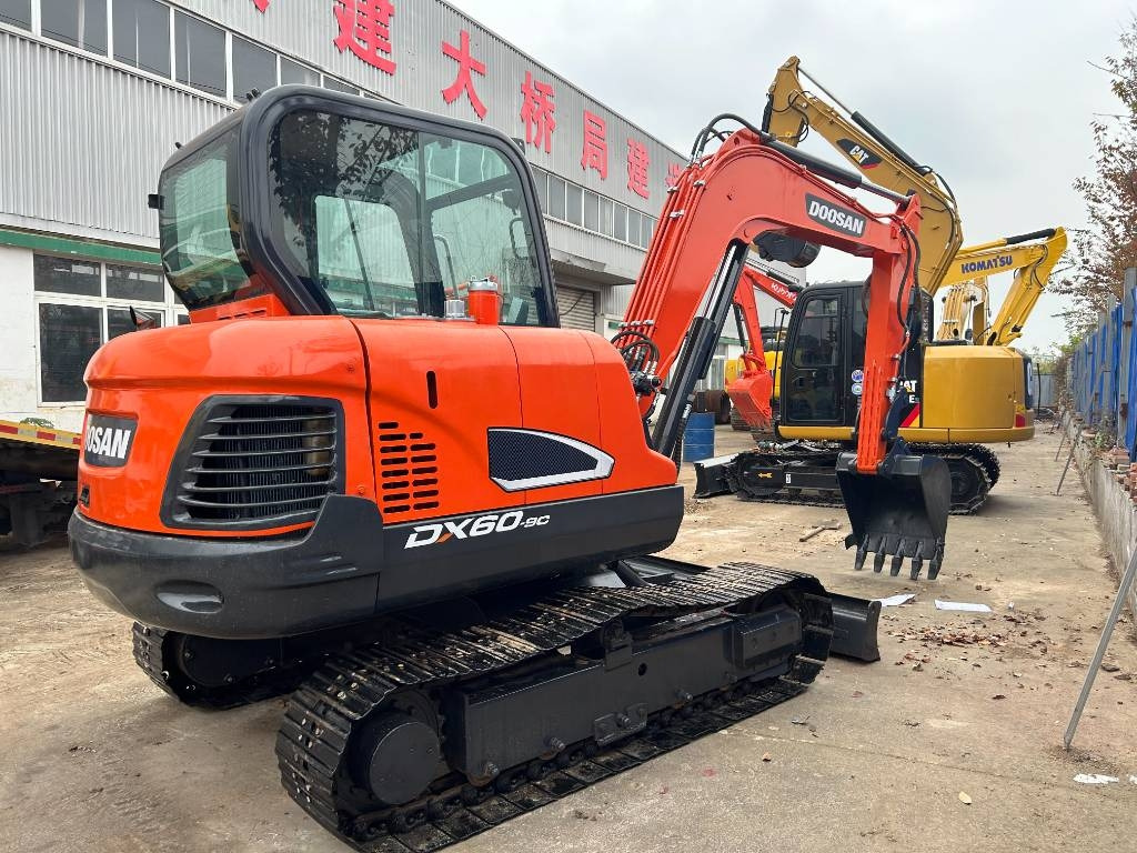 Doosan DX 60 - Ekskavator perayap: gambar 1 Doosan DX 60 - Ekskavator perayap: gambar 1