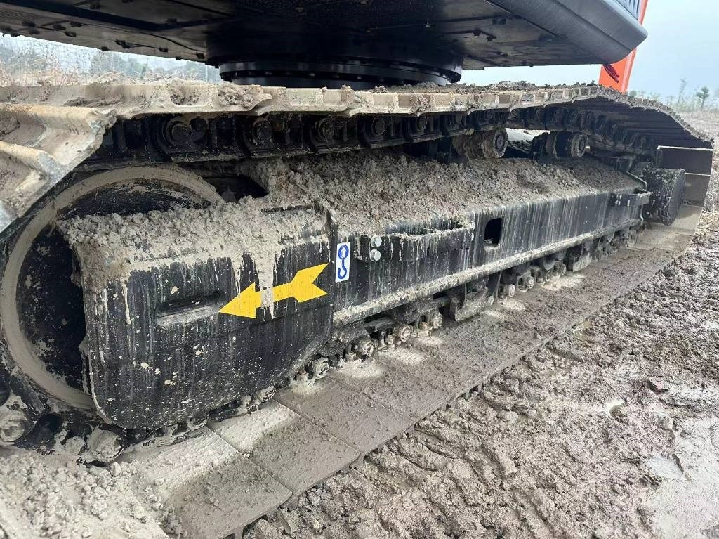 Hitachi ZX 240 - Ekskavator perayap: gambar 4 Hitachi ZX 240 - Ekskavator perayap: gambar 4