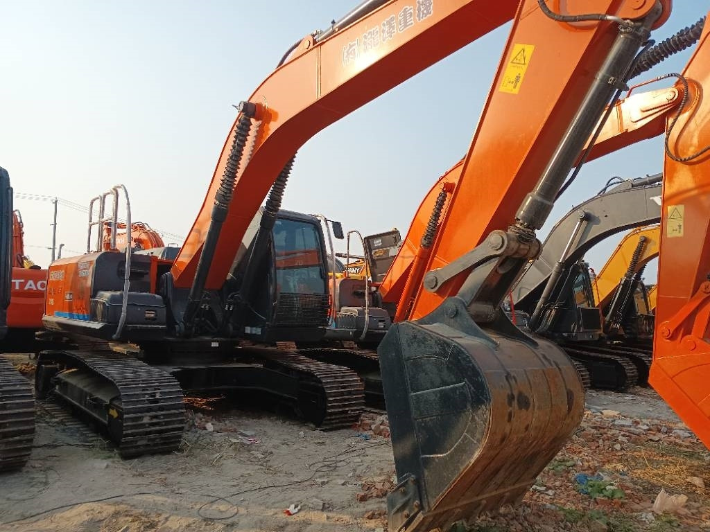 Hitachi ZX 240 - Ekskavator perayap: gambar 4 Hitachi ZX 240 - Ekskavator perayap: gambar 4