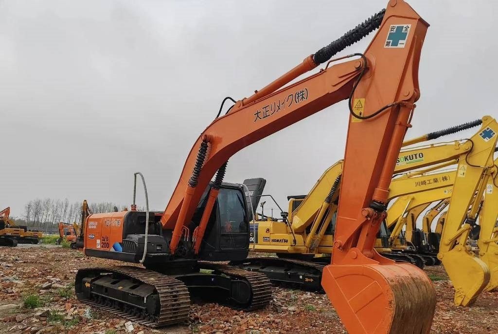 Hitachi Zaxis 200 LC - Ekskavator mini: gambar 1 Hitachi Zaxis 200 LC - Ekskavator mini: gambar 1