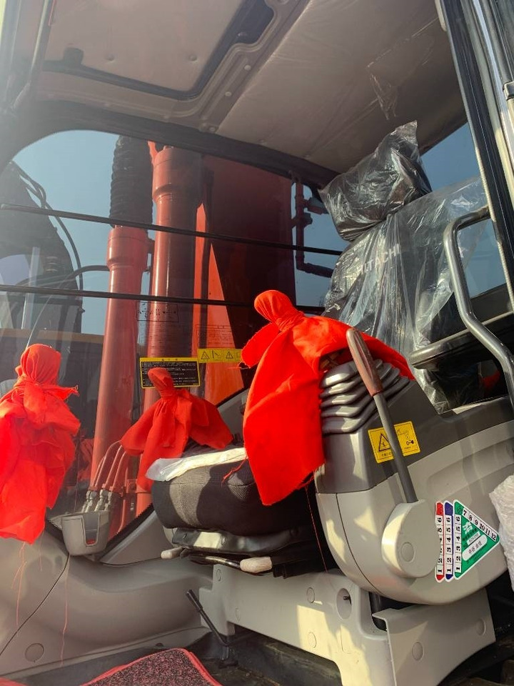 Hitachi Zaxis 200 LC - Ekskavator perayap: gambar 2 Hitachi Zaxis 200 LC - Ekskavator perayap: gambar 2