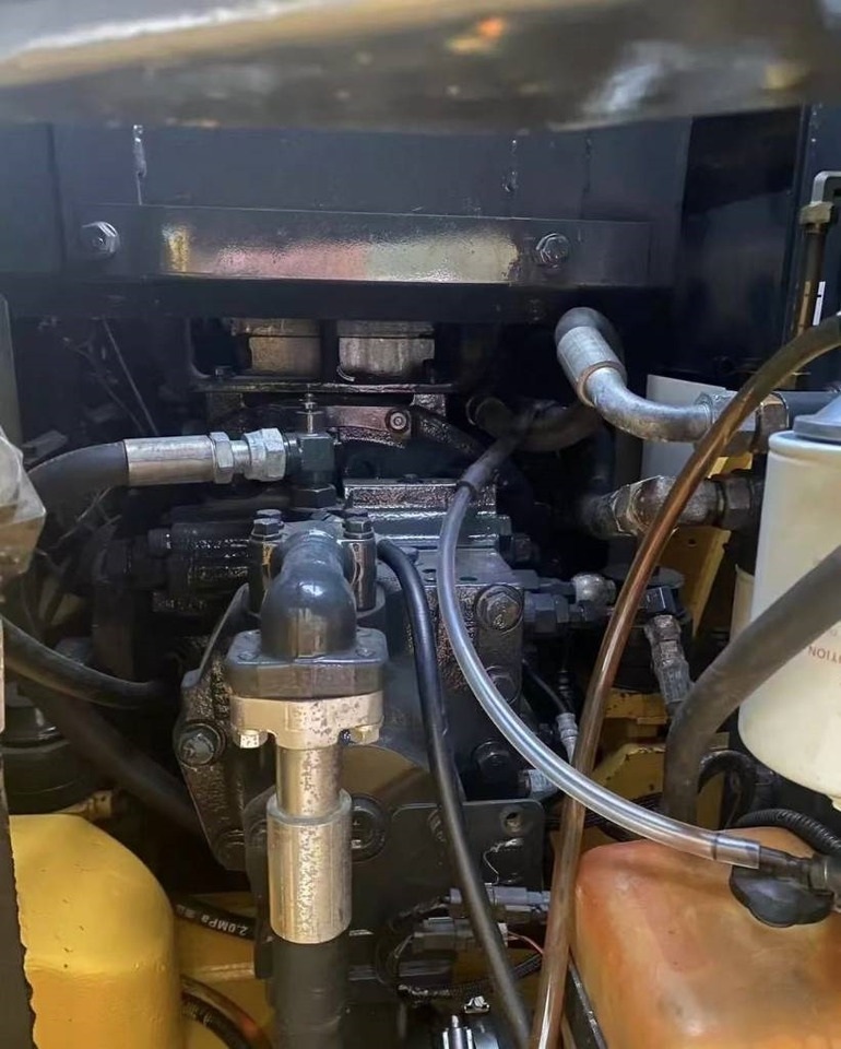 Ekskavator perayap Komatsu 128 US: gambar 15