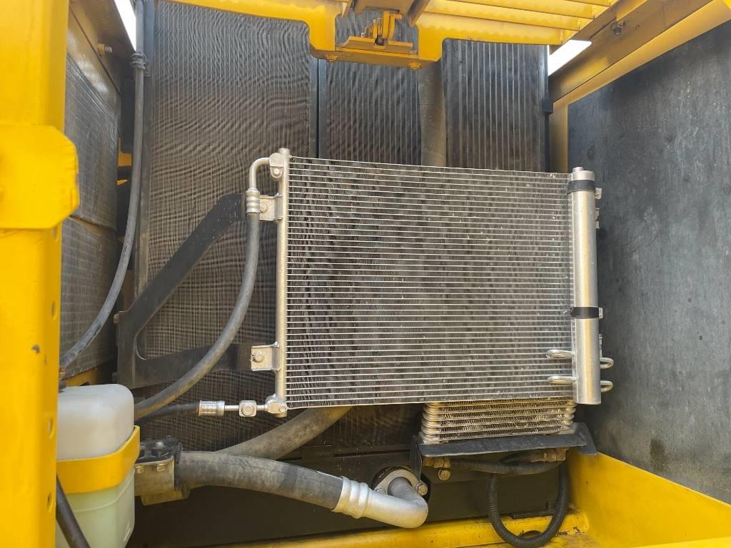 Komatsu PC 200-8 - Ekskavator perayap: gambar 4 Komatsu PC 200-8 - Ekskavator perayap: gambar 4