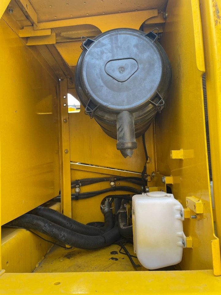 Komatsu PC 200-8 - Ekskavator perayap: gambar 5 Komatsu PC 200-8 - Ekskavator perayap: gambar 5