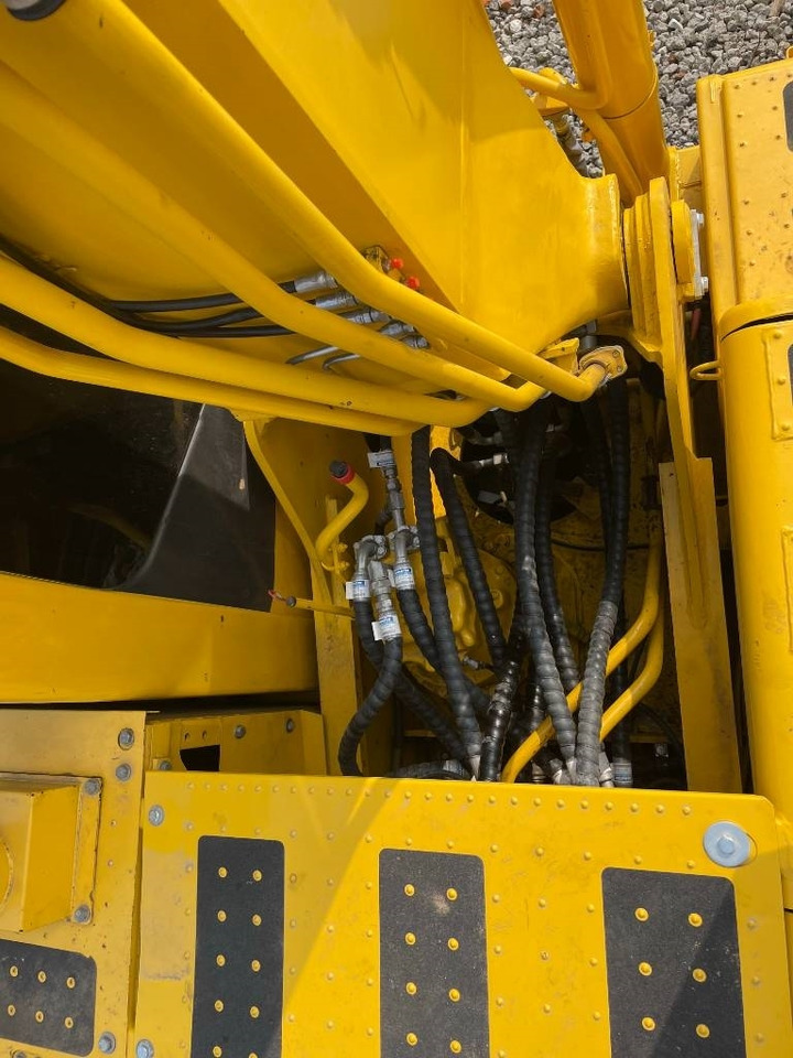 Ekskavator perayap Komatsu PC 200-8: gambar 13