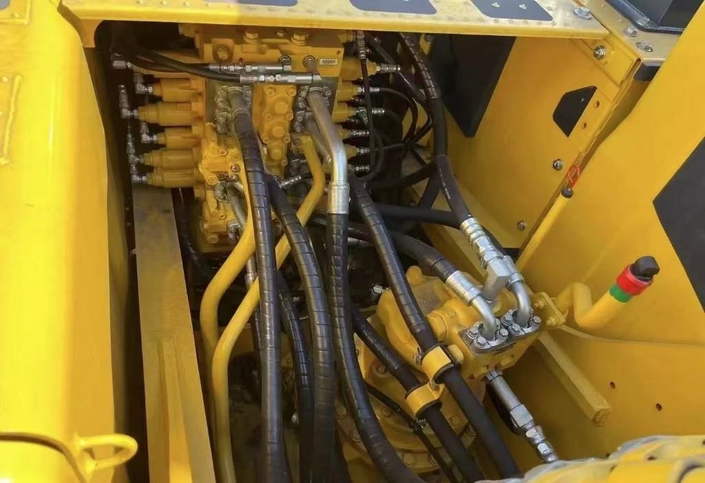 Komatsu PC 200-8 - Ekskavator perayap: gambar 3 Komatsu PC 200-8 - Ekskavator perayap: gambar 3