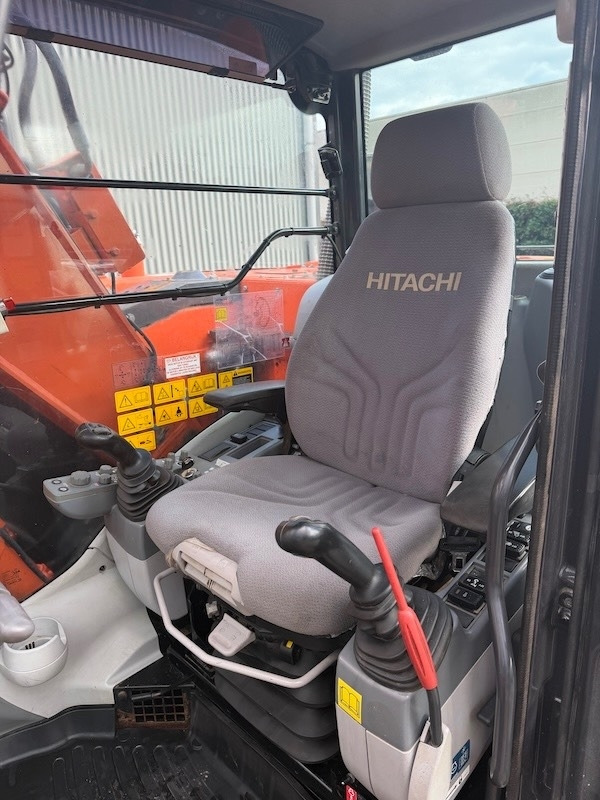 Ekskavator perayap Hitachi ZX 135 US 5-B: gambar 17