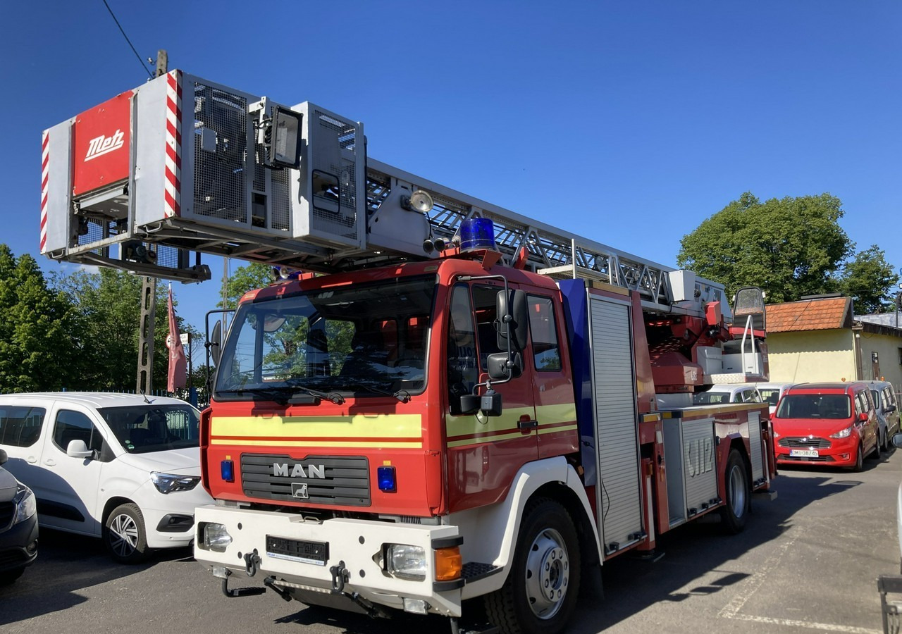 MAN L 2000 MAN 15,280 Straż pożarna drabina Strażacka zwyżka 32m Metz Model 20 - Truk pemadam kebakaran: gambar 2 MAN L 2000 MAN 15,280 Straż pożarna drabina Strażacka zwyżka 32m Metz Model 20 - Truk pemadam kebakaran: gambar 2