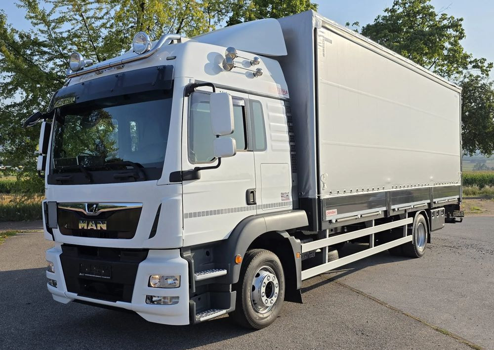 MAN TGM 15.290 / BURTO-FIRANKA / CAŁY NA PODUSZKACH /KLIMA POSTOJOWA / 2018R / NISKI PRZEBIEG / 18 PALET / E6 / JAK NOWY / WINDA / - Truk dengan terpal samping: gambar 1 MAN TGM 15.290 / BURTO-FIRANKA / CAŁY NA PODUSZKACH /KLIMA POSTOJOWA / 2018R / NISKI PRZEBIEG / 18 PALET / E6 / JAK NOWY / WINDA / - Truk dengan terpal samping: gambar 1