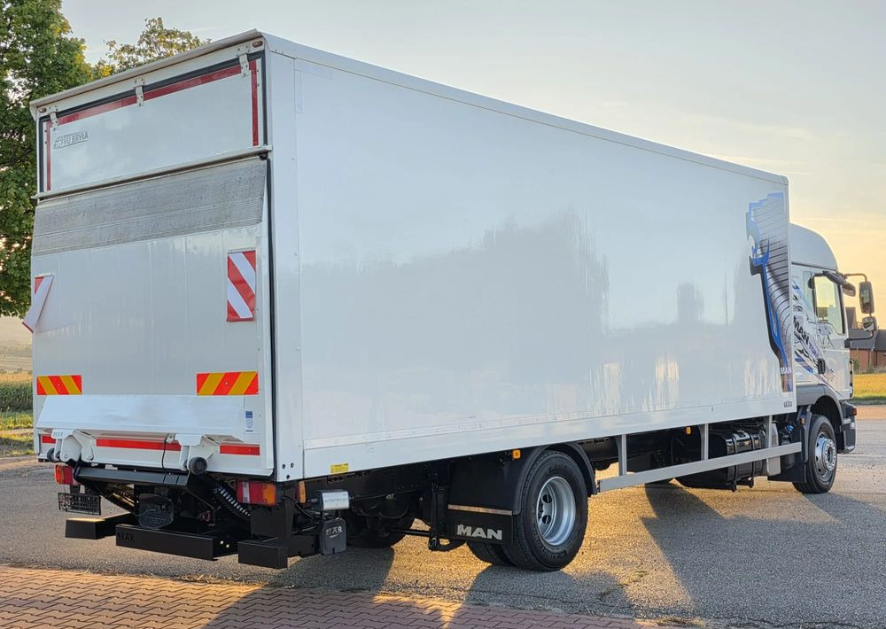 MAN TGM 15.290 / TGL / KONTENER / IZOTERMA / WINDA / KLIMA POSTOJOWA / 2019R / EURO 6 / PEŁEN SERWIS /  8200KG ŁADOWNOŚĆ  / SPROWADZONY / ZADBANY / JAK NOWY /  KSIĄŻKA SERWISOWA / E6 / 18 PALET - Truk box: gambar 3 MAN TGM 15.290 / TGL / KONTENER / IZOTERMA / WINDA / KLIMA POSTOJOWA / 2019R / EURO 6 / PEŁEN SERWIS /  8200KG ŁADOWNOŚĆ  / SPROWADZONY / ZADBANY / JAK NOWY /  KSIĄŻKA SERWISOWA / E6 / 18 PALET - Truk box: gambar 3