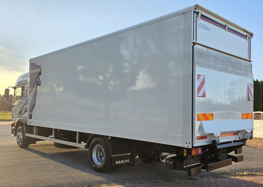 MAN TGM 15.290 / TGL / KONTENER / IZOTERMA / WINDA / KLIMA POSTOJOWA / 2019R / EURO 6 / PEŁEN SERWIS /  8200KG ŁADOWNOŚĆ  / SPROWADZONY / ZADBANY / JAK NOWY /  KSIĄŻKA SERWISOWA / E6 / 18 PALET - Truk box: gambar 4 MAN TGM 15.290 / TGL / KONTENER / IZOTERMA / WINDA / KLIMA POSTOJOWA / 2019R / EURO 6 / PEŁEN SERWIS /  8200KG ŁADOWNOŚĆ  / SPROWADZONY / ZADBANY / JAK NOWY /  KSIĄŻKA SERWISOWA / E6 / 18 PALET - Truk box: gambar 4