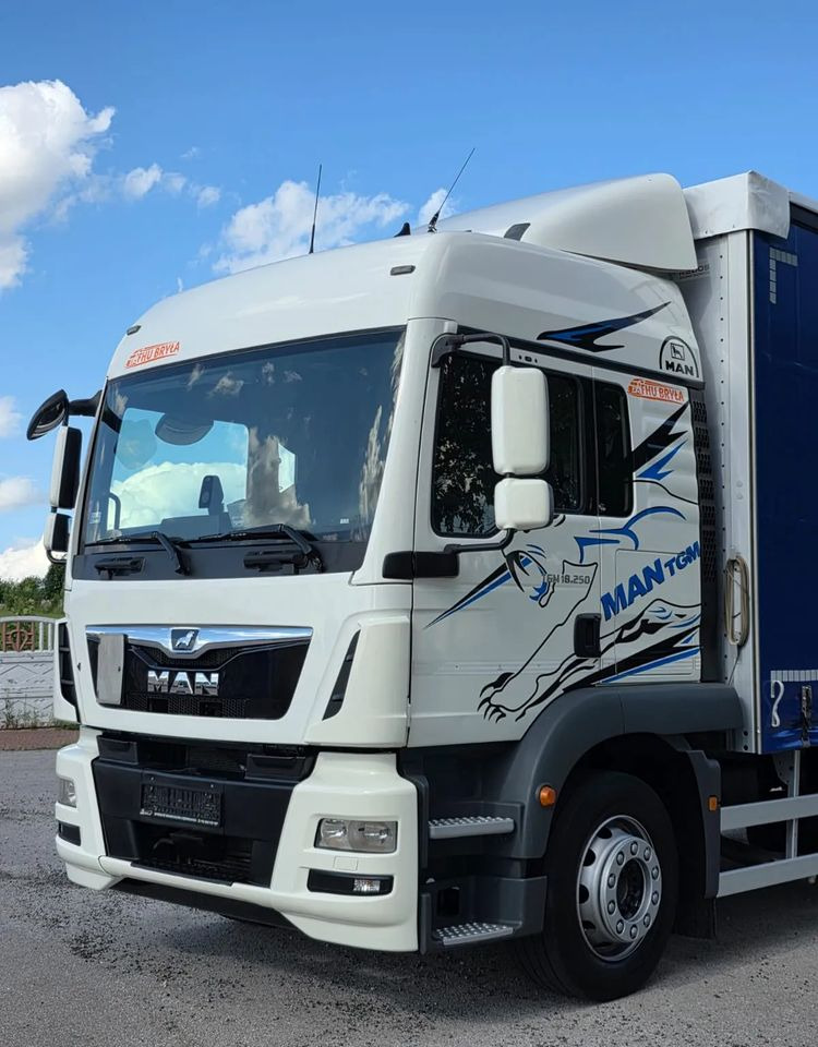 Truk dengan terpal samping MAN TGM 18.290 / 18.250 /E6 / 22 PALETY / AUTOMAT / ZSUWANY DACH ORAZ BOKI / 9700 ŁADOWNOŚĆ / SERWISOWANY / NISKI PRZEBIEG / WINDA / FIRANKA /  11.2018 / 460 TYŚ  PRZEBIEG / PIERWSZY WŁAŚCICIEL/: gambar 8