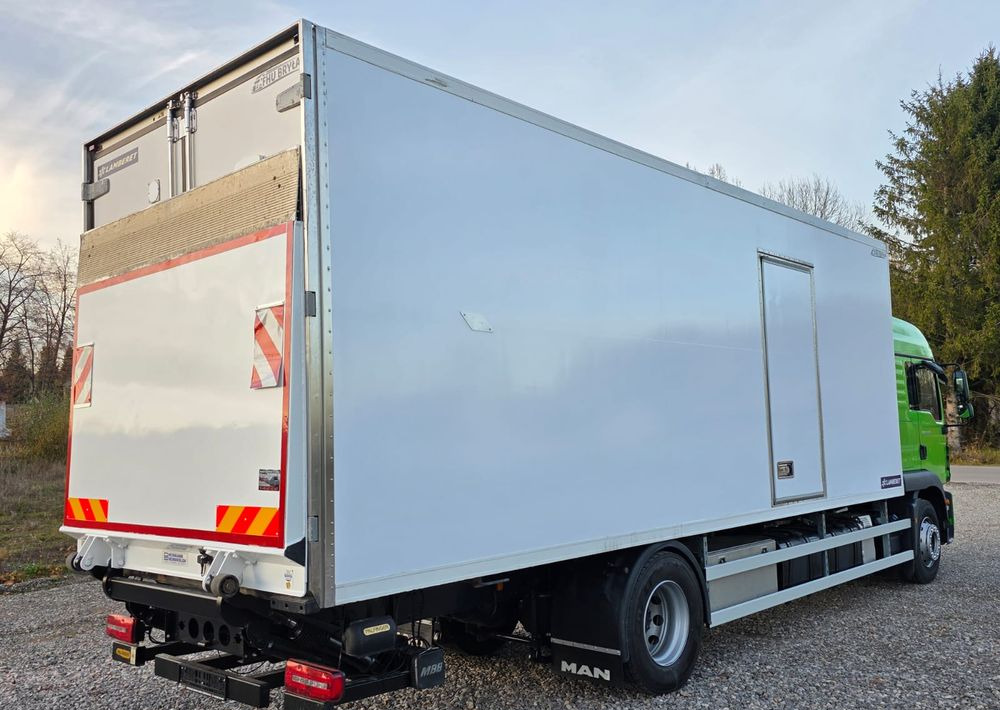 MAN TGM 18.320 / 18.290 / 15.290 / IZOTERMA / WINDA / 19PALET / E6 / 08.2018 / LIFT / SPROWADZONY / AUTOMAT / SYPIALKA / PIERWSZY WŁAŚCICIEL / BOCZNE DRZWI / STAN BARDZO DOBRY - Truk berpendingin: gambar 4 MAN TGM 18.320 / 18.290 / 15.290 / IZOTERMA / WINDA / 19PALET / E6 / 08.2018 / LIFT / SPROWADZONY / AUTOMAT / SYPIALKA / PIERWSZY WŁAŚCICIEL / BOCZNE DRZWI / STAN BARDZO DOBRY - Truk berpendingin: gambar 4