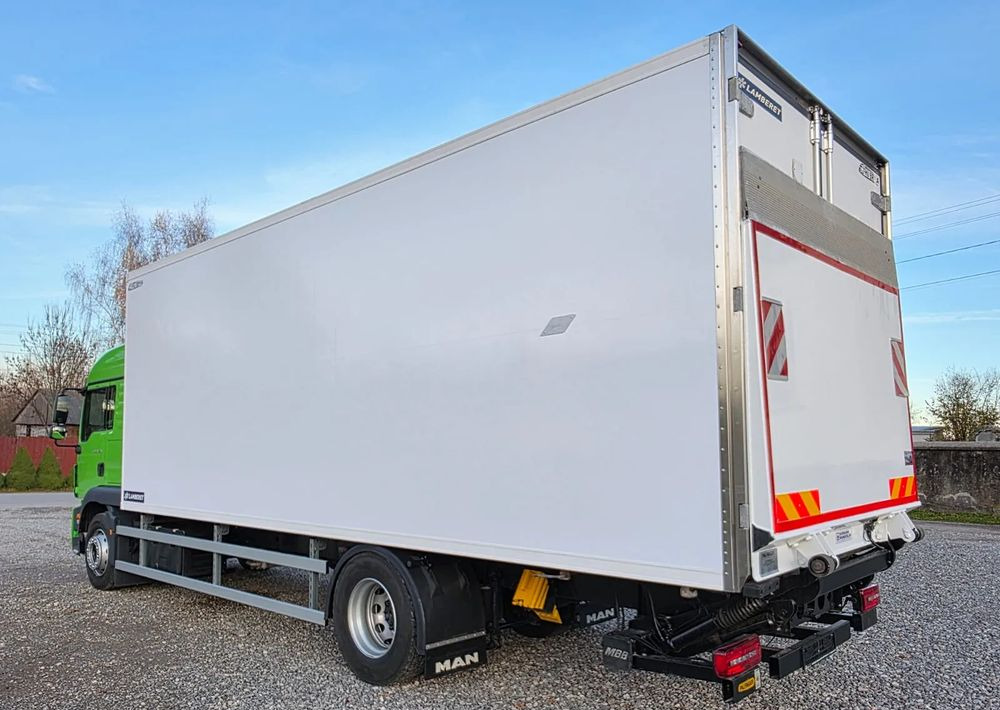 MAN TGM 18.320 / 18.290 / 15.290 / IZOTERMA / WINDA / 19PALET / E6 / 08.2018 / LIFT / SPROWADZONY / AUTOMAT / SYPIALKA / PIERWSZY WŁAŚCICIEL / BOCZNE DRZWI / STAN BARDZO DOBRY - Truk berpendingin: gambar 4 MAN TGM 18.320 / 18.290 / 15.290 / IZOTERMA / WINDA / 19PALET / E6 / 08.2018 / LIFT / SPROWADZONY / AUTOMAT / SYPIALKA / PIERWSZY WŁAŚCICIEL / BOCZNE DRZWI / STAN BARDZO DOBRY - Truk berpendingin: gambar 4
