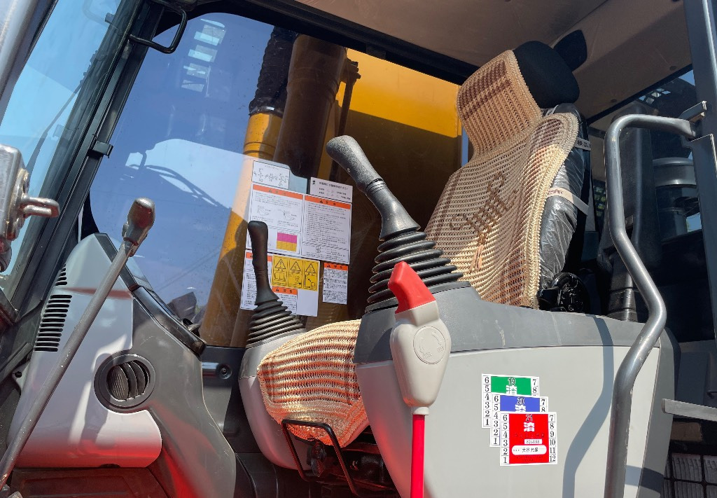 Ekskavator perayap Komatsu PC 240 PC220 PC240-8: gambar 12 Ekskavator perayap Komatsu PC 240 PC220 PC240-8: gambar 12