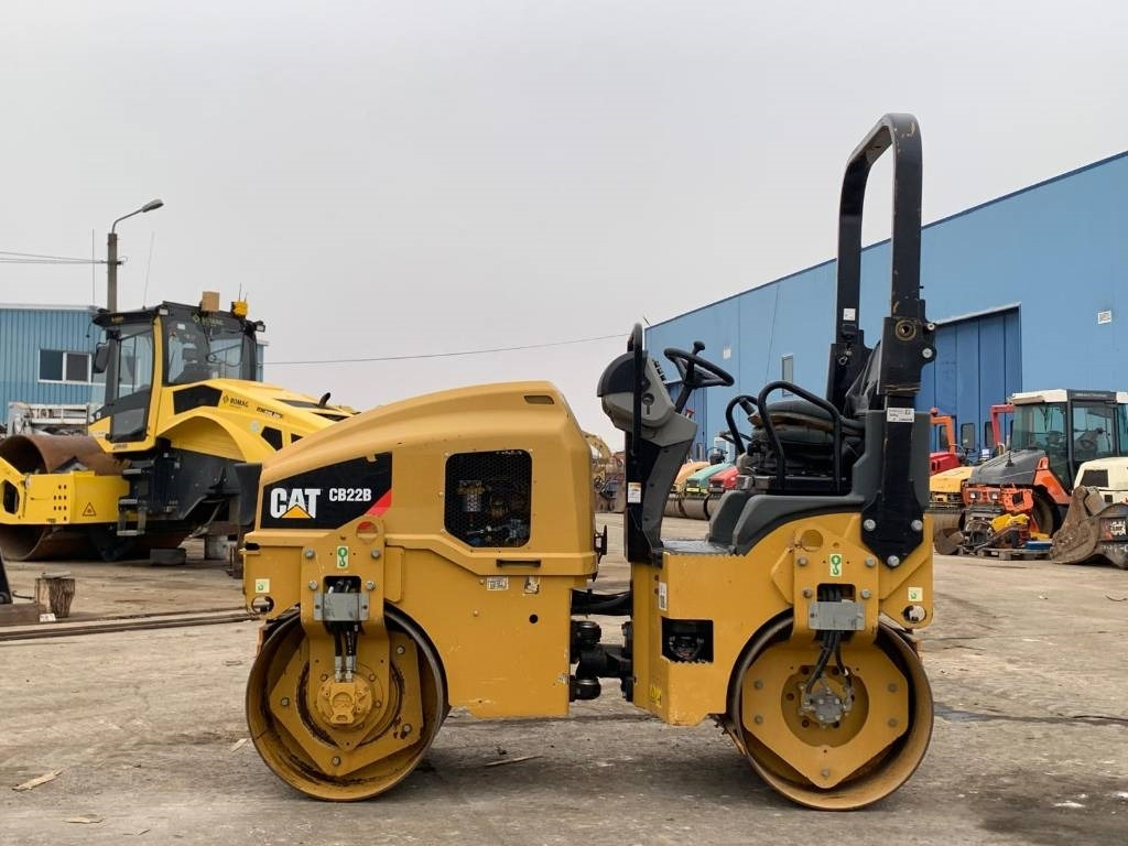CAT CB 22B - Roller jalan: gambar 2 CAT CB 22B - Roller jalan: gambar 2