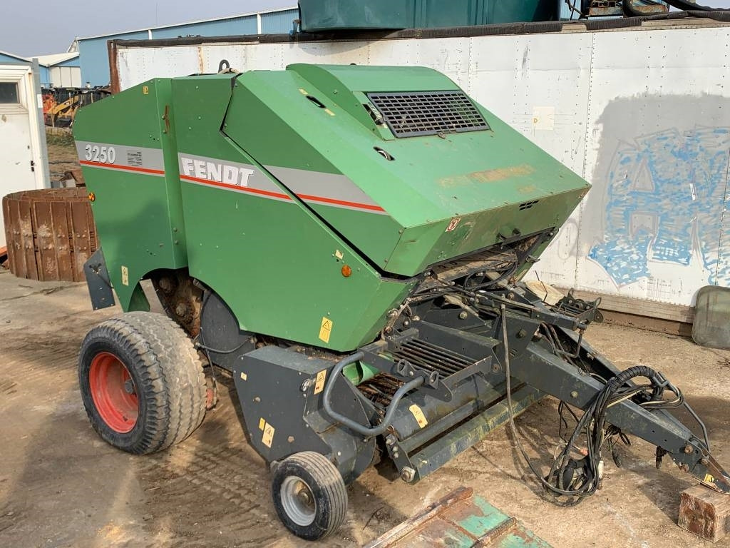 Fendt 3250 - Baler bulat: gambar 1 Fendt 3250 - Baler bulat: gambar 1
