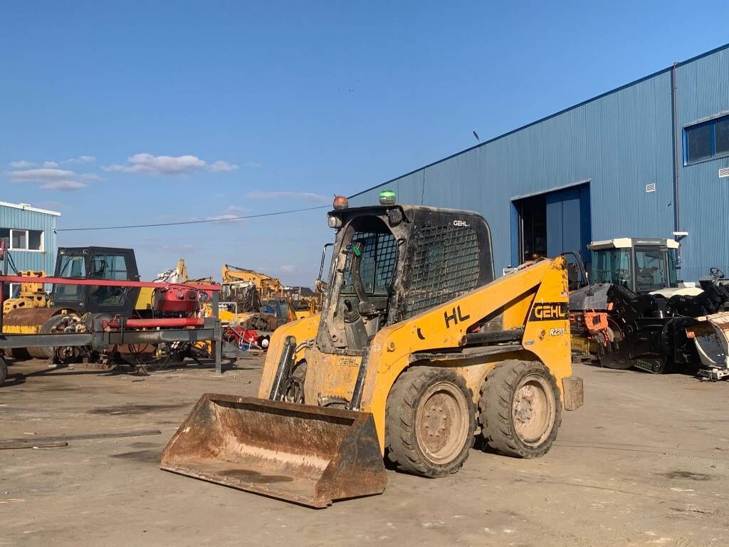 Gehl R 220 Gehl R 220 - Skid steer: gambar 1 Gehl R 220 Gehl R 220 - Skid steer: gambar 1