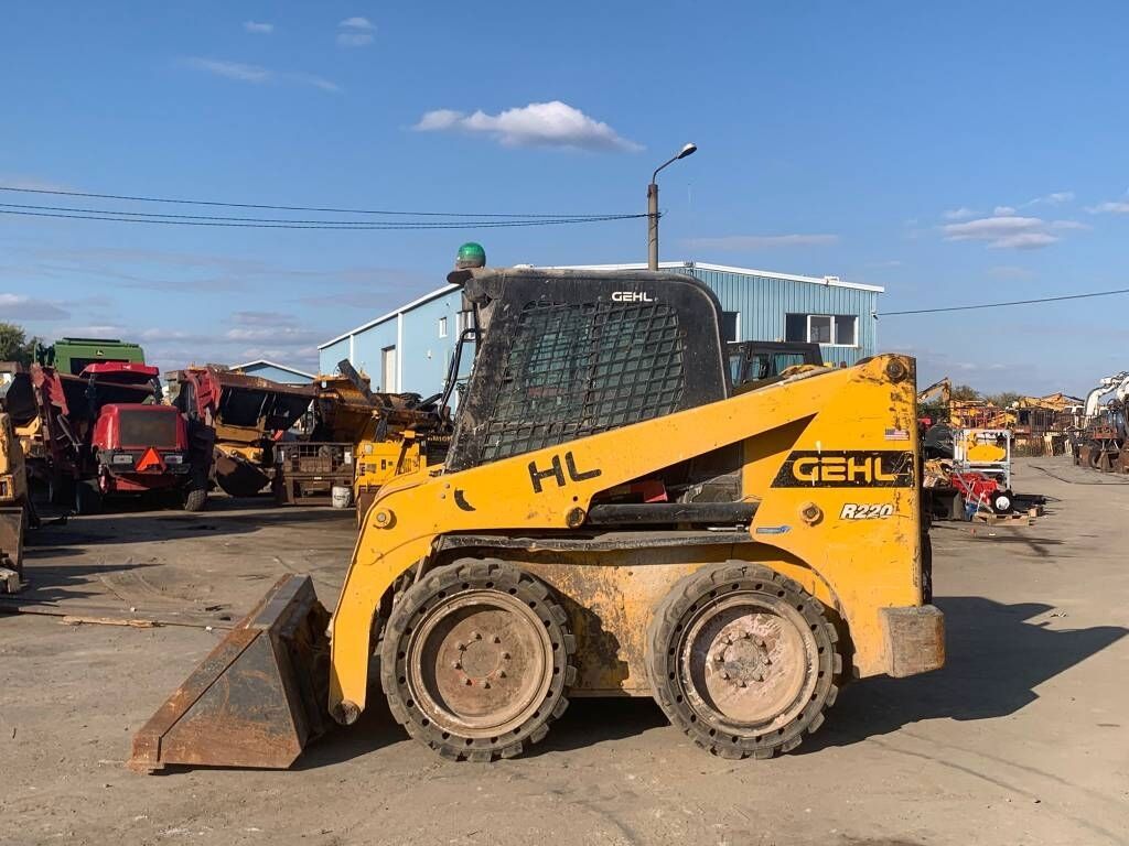 Gehl R 220 Gehl R 220 - Skid steer: gambar 2 Gehl R 220 Gehl R 220 - Skid steer: gambar 2