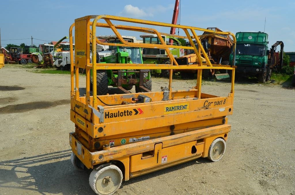 Haulotte Compact 8 - Scissor lifts: gambar 1 Haulotte Compact 8 - Scissor lifts: gambar 1