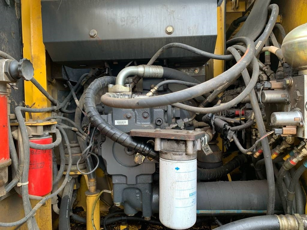 Ekskavator roda Komatsu PW 140-7: gambar 8 Ekskavator roda Komatsu PW 140-7: gambar 8