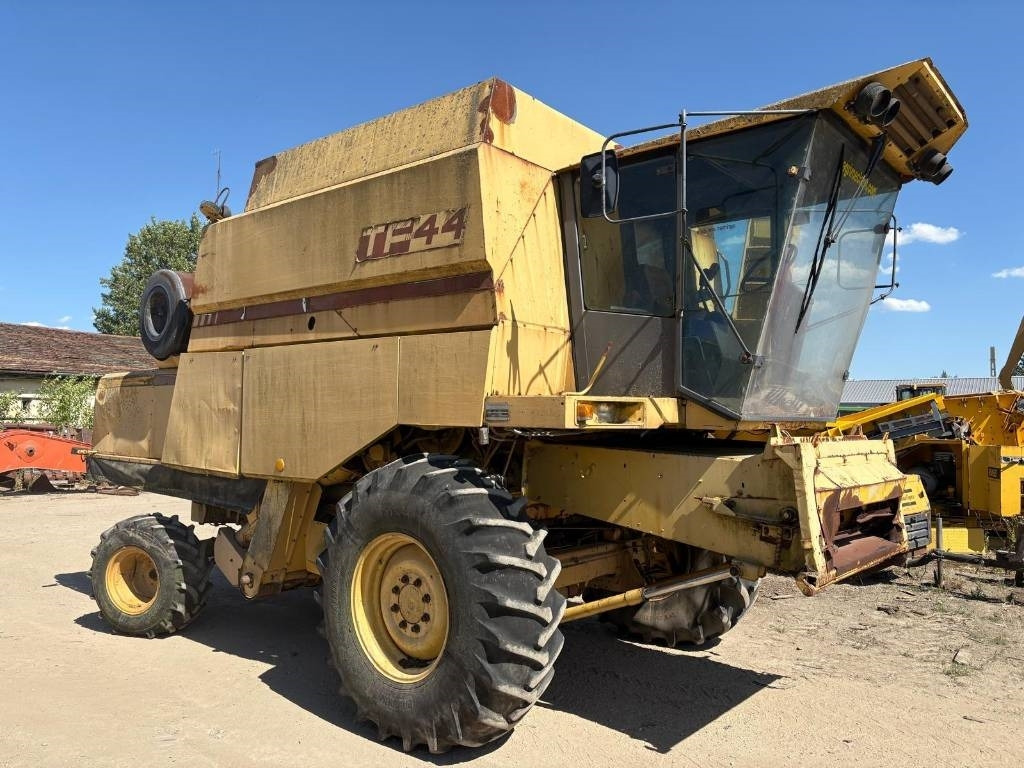 New Holland TF 44  - Pemanen gabungan: gambar 4 New Holland TF 44  - Pemanen gabungan: gambar 4