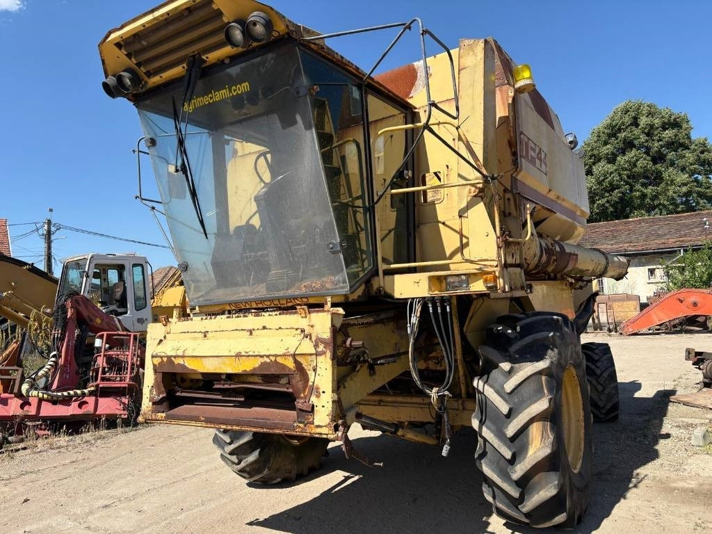 New Holland TF 44  - Pemanen gabungan: gambar 1 New Holland TF 44  - Pemanen gabungan: gambar 1