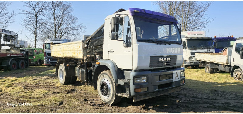 MAN TGM 18.220 4x2 3.S-Kipper mit Kran - Truk jungkit, Truk derek: gambar 1 MAN TGM 18.220 4x2 3.S-Kipper mit Kran - Truk jungkit, Truk derek: gambar 1