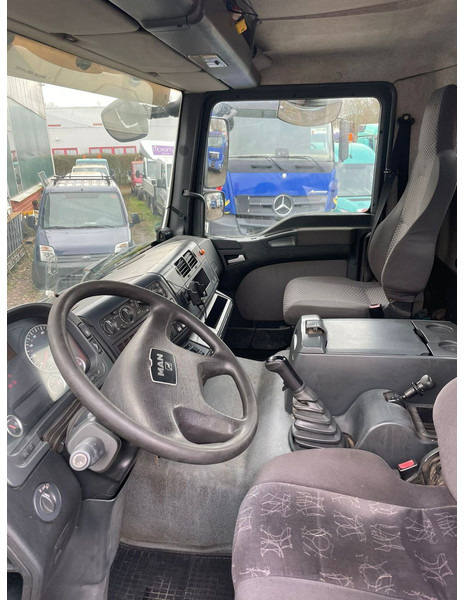 Truk jungkit, Truk derek MAN TGM 18.240PS 4x2 3.S-Kipper mit Kran: gambar 15 Truk jungkit, Truk derek MAN TGM 18.240PS 4x2 3.S-Kipper mit Kran: gambar 15