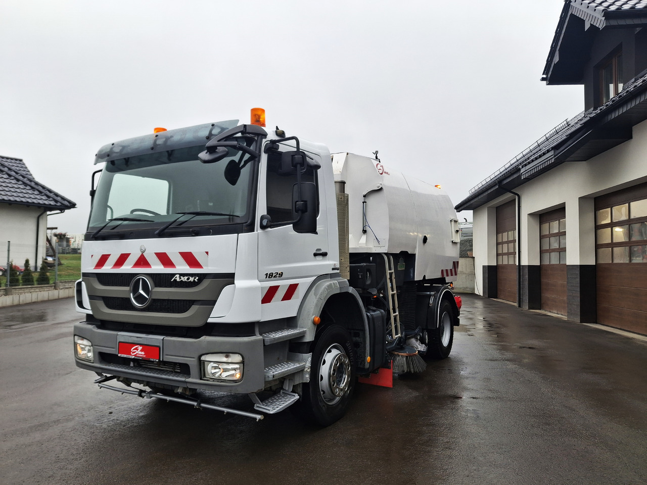 MERCEDES-BENZ Axor 1829 Zamiatarka Kehrmaschine Johnston 2 Motoren Karcher L/R - Penyapu jalan: gambar 2 MERCEDES-BENZ Axor 1829 Zamiatarka Kehrmaschine Johnston 2 Motoren Karcher L/R - Penyapu jalan: gambar 2