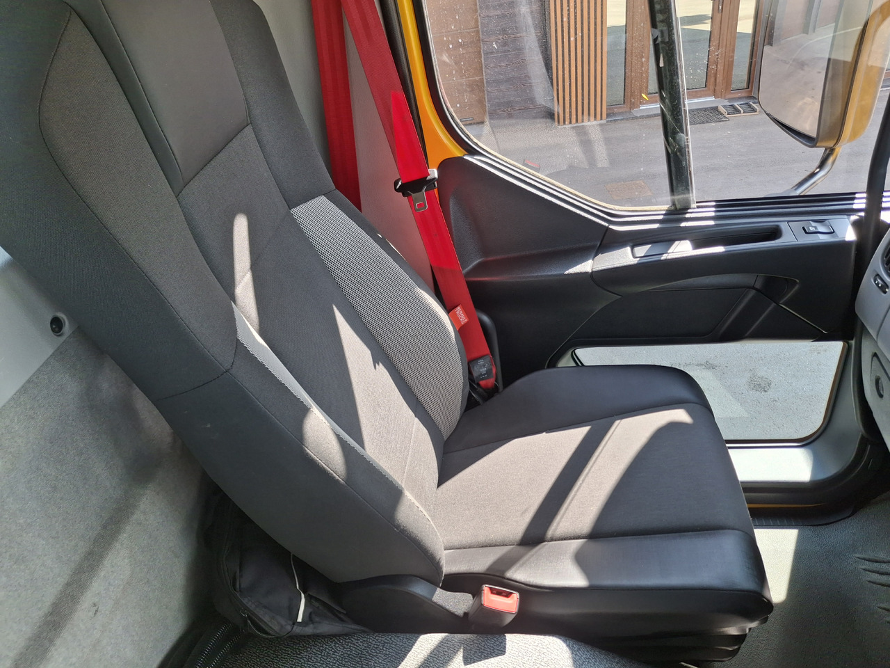 Penyapu jalan RENAULT C280 Kehrmaschine Zamiatarka SEMAT Zoeller FAUN Karcher L/R 2 Motoren 2018r 740 Mth Euro 6: gambar 44 Penyapu jalan RENAULT C280 Kehrmaschine Zamiatarka SEMAT Zoeller FAUN Karcher L/R 2 Motoren 2018r 740 Mth Euro 6: gambar 44