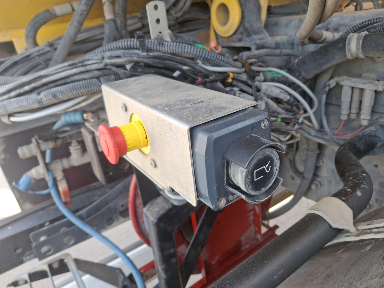 Penyapu jalan RENAULT C280 Kehrmaschine Zamiatarka SEMAT Zoeller FAUN Karcher L/R 2 Motoren 2018r 740 Mth Euro 6: gambar 25 Penyapu jalan RENAULT C280 Kehrmaschine Zamiatarka SEMAT Zoeller FAUN Karcher L/R 2 Motoren 2018r 740 Mth Euro 6: gambar 25