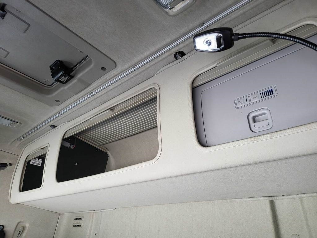 Truk box Volvo FM 420 6X2*4 SIDEOPENING 315kW: gambar 11