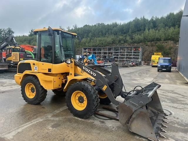 Volvo L 30 G - Wheel loader: gambar 2 Volvo L 30 G - Wheel loader: gambar 2