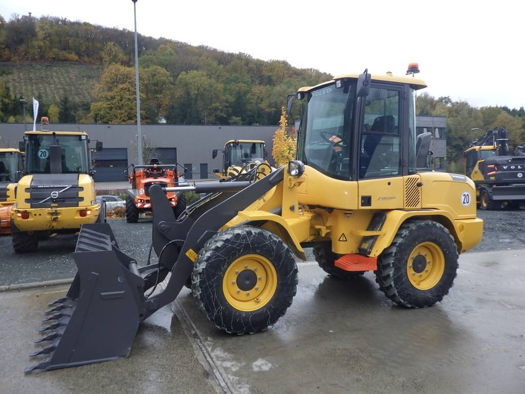 Volvo L 30 G - Wheel loader: gambar 1 Volvo L 30 G - Wheel loader: gambar 1