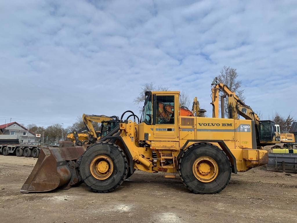 Volvo L120B - Wheel loader: gambar 2 Volvo L120B - Wheel loader: gambar 2