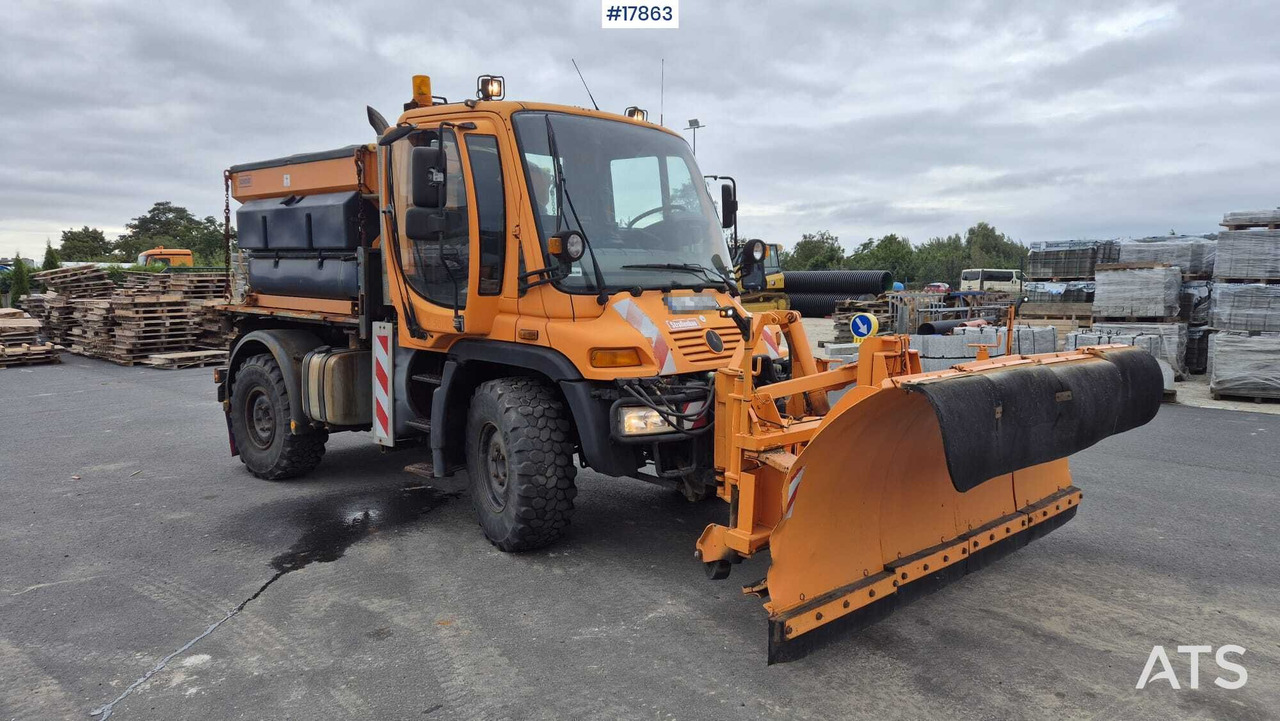 Płógopiaskarka Mercedes-Benz UNIMOG U300 (2001) - Truk bajak salju: gambar 1 Płógopiaskarka Mercedes-Benz UNIMOG U300 (2001) - Truk bajak salju: gambar 1