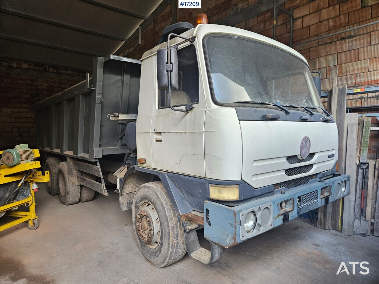 Three-axle tipper TATRA T815-2 6x6 (2007) - Truk jungkit: gambar 2 Three-axle tipper TATRA T815-2 6x6 (2007) - Truk jungkit: gambar 2