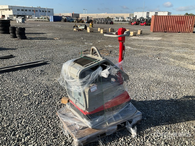 2014 Wacker Neuson DPU6555 Vibratory Plate Compactor - Pelat getar: gambar 2 2014 Wacker Neuson DPU6555 Vibratory Plate Compactor - Pelat getar: gambar 2