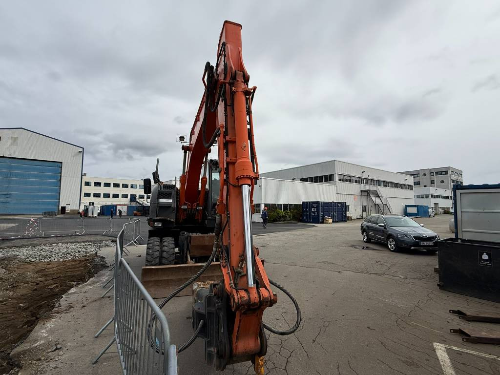 Hitachi ZX 140 W-3 - Ekskavator roda: gambar 5 Hitachi ZX 140 W-3 - Ekskavator roda: gambar 5