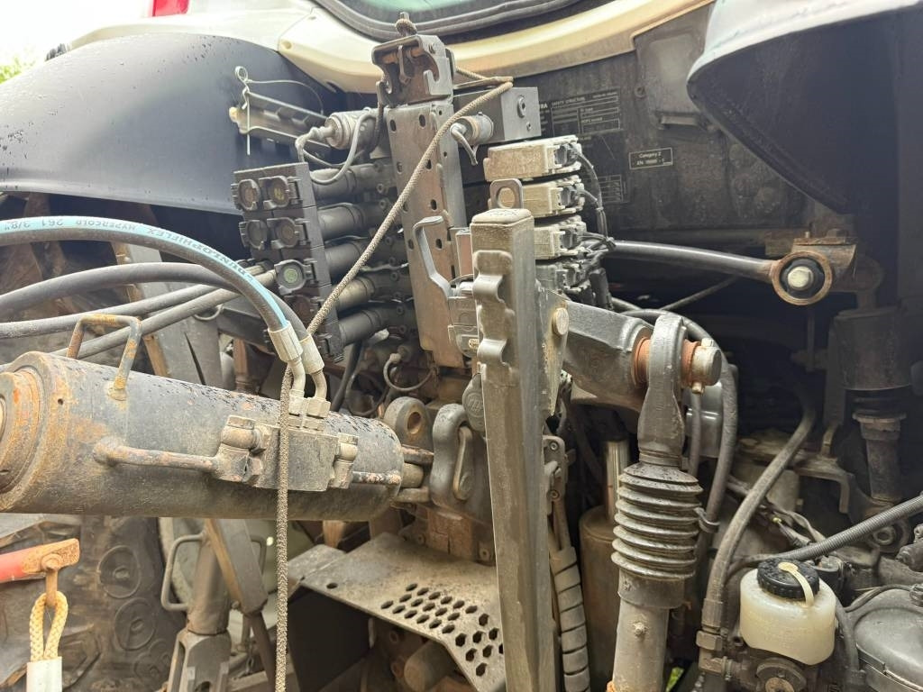 Traktor Valtra N 174 med frontlaster: gambar 18