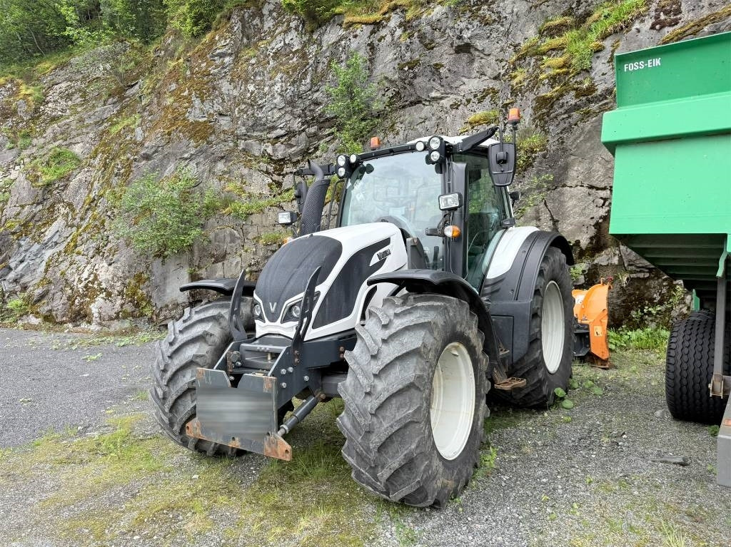 Traktor Valtra N 174 med frontlaster: gambar 10