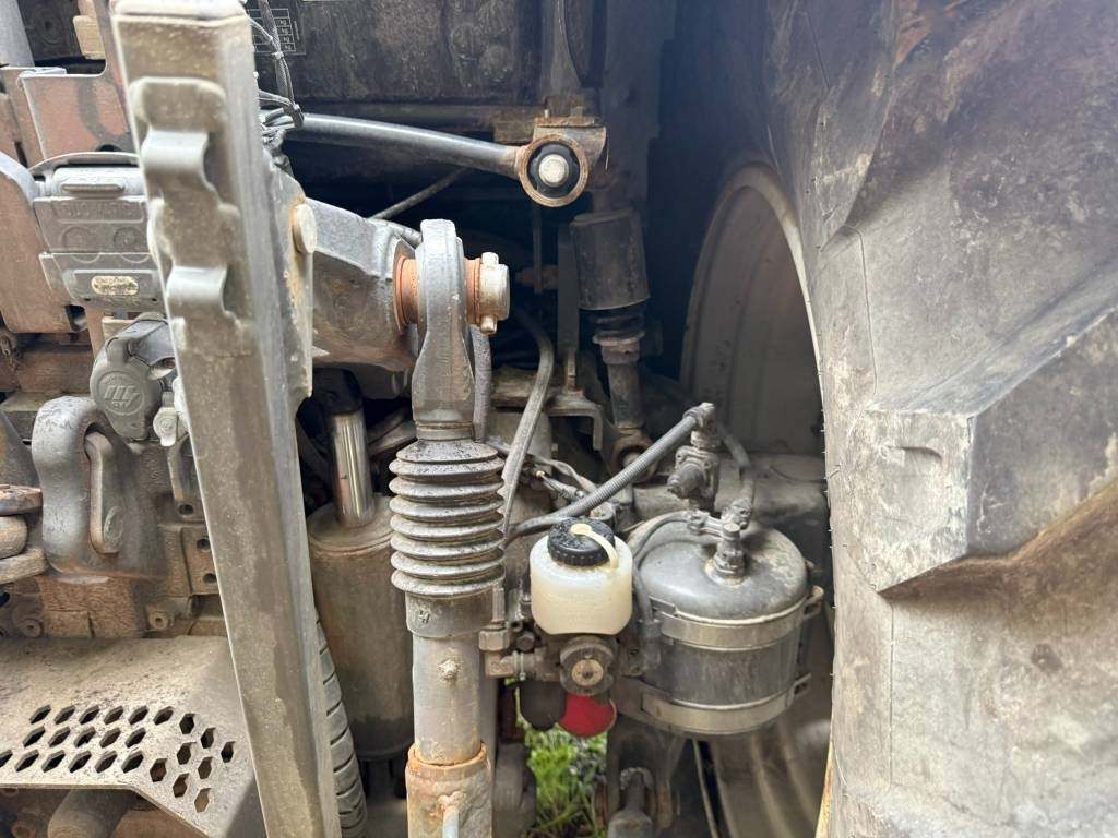 Traktor Valtra N 174 med frontlaster: gambar 19