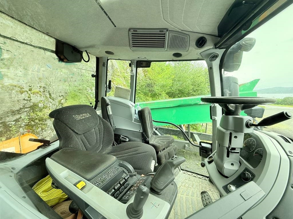 Traktor Valtra N 174 med frontlaster: gambar 13