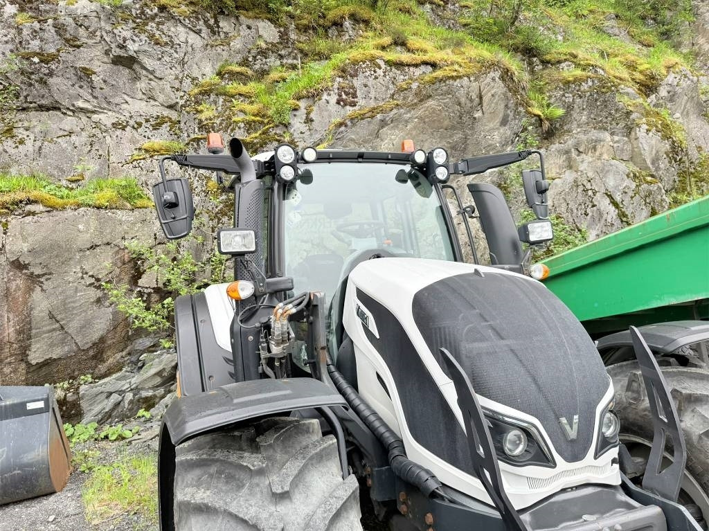 Traktor Valtra N 174 med frontlaster: gambar 7