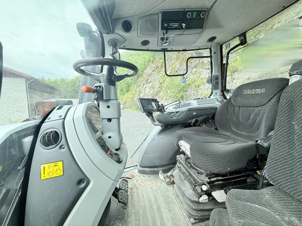 Traktor Valtra N 174 med frontlaster: gambar 12
