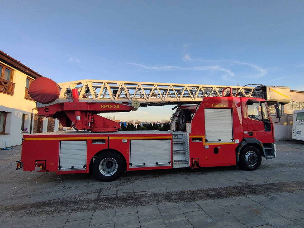 Iveco EuroCargo 130 130E24 Drabina 30m Camiva Epas 30 Wóz strażacki - Truk pemadam kebakaran: gambar 4 Iveco EuroCargo 130 130E24 Drabina 30m Camiva Epas 30 Wóz strażacki - Truk pemadam kebakaran: gambar 4