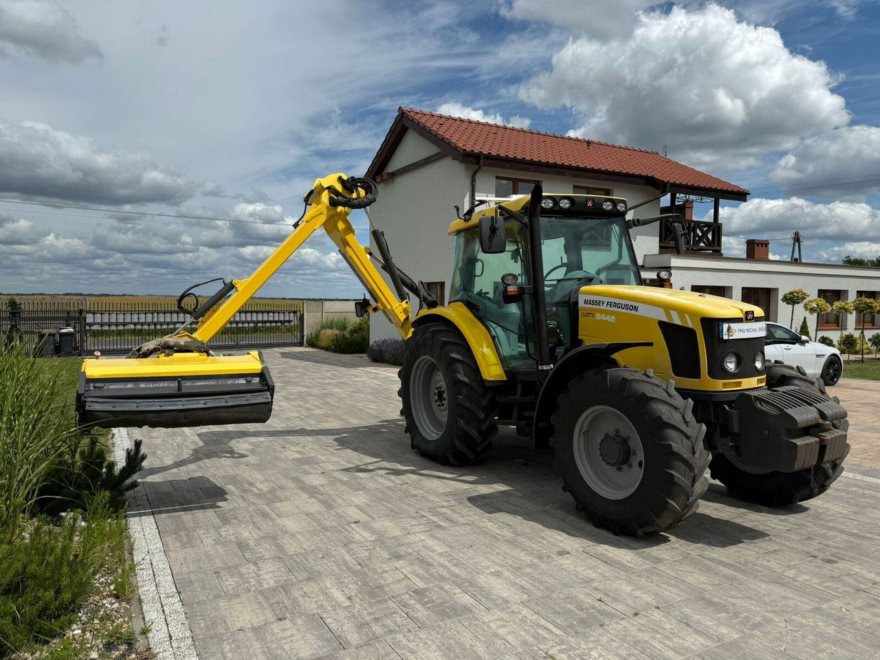 Massey Ferguson 6445 z kosiarką wysięgnikową do poboczy Rousseau T hénor 510 L FI - Traktor: gambar 1 Massey Ferguson 6445 z kosiarką wysięgnikową do poboczy Rousseau T hénor 510 L FI - Traktor: gambar 1